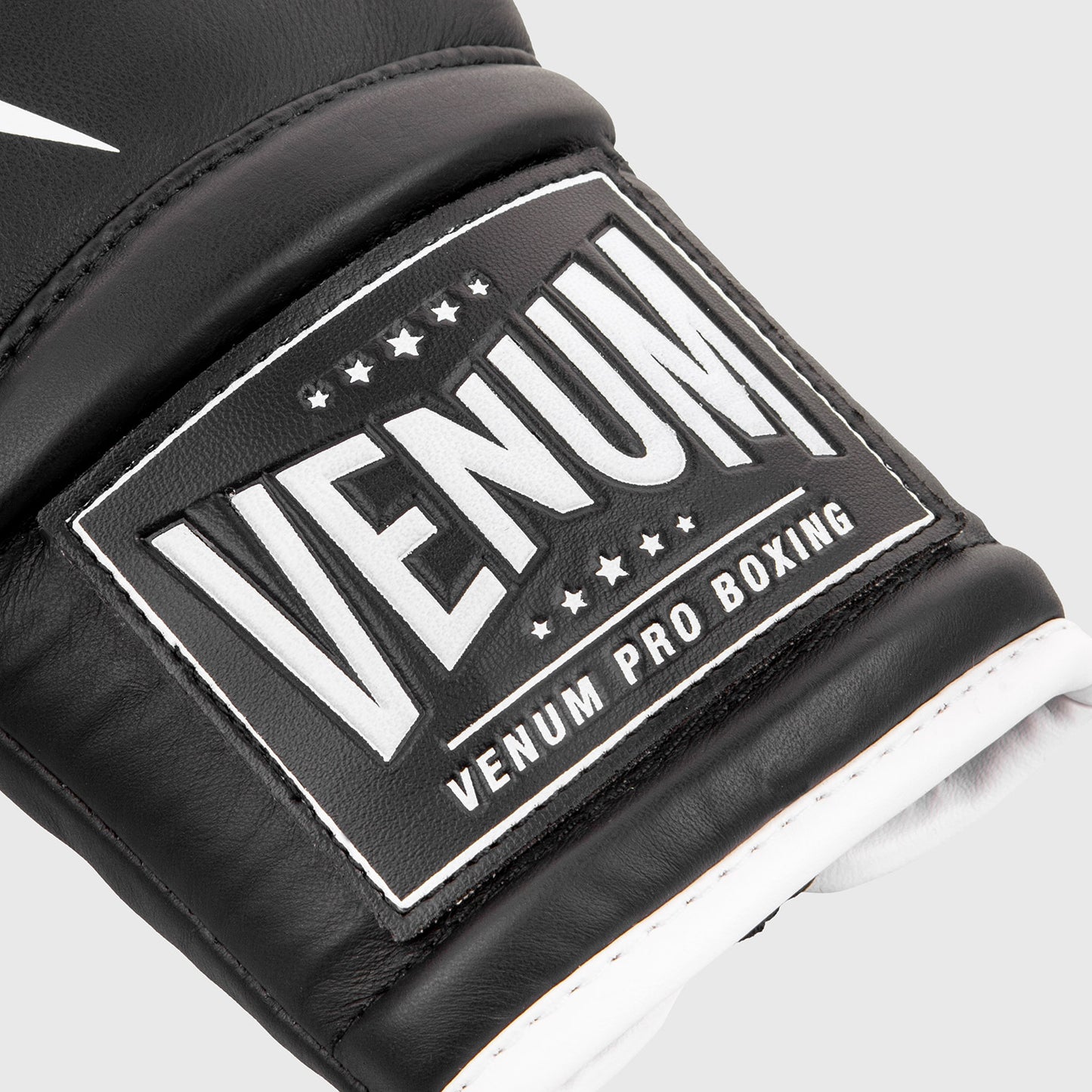 Venum Giant 2.0 프로 복싱 글러브 – 레이스 포함