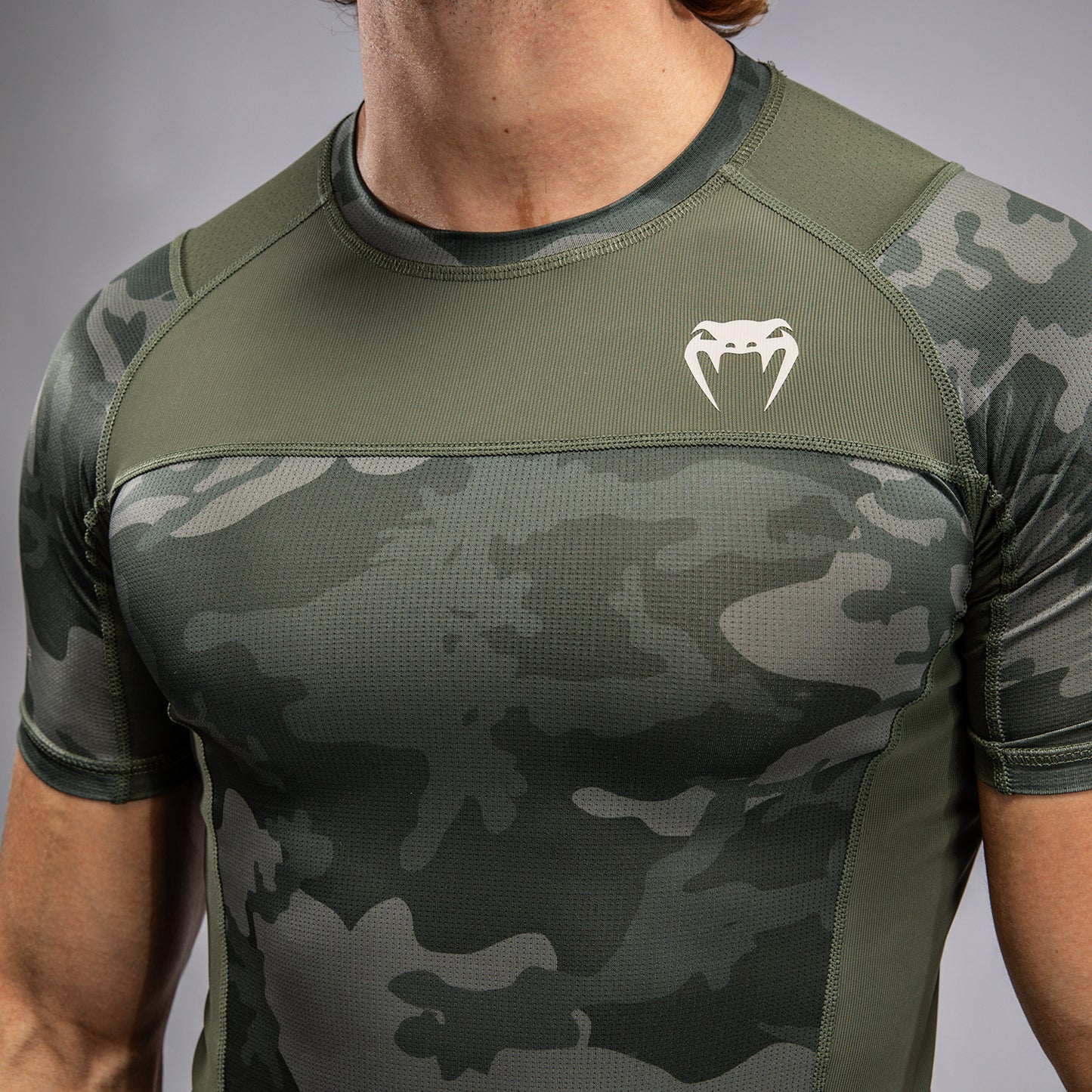 Venum G-Fit Air 남성용 반팔 래쉬가드 – 아미 카모