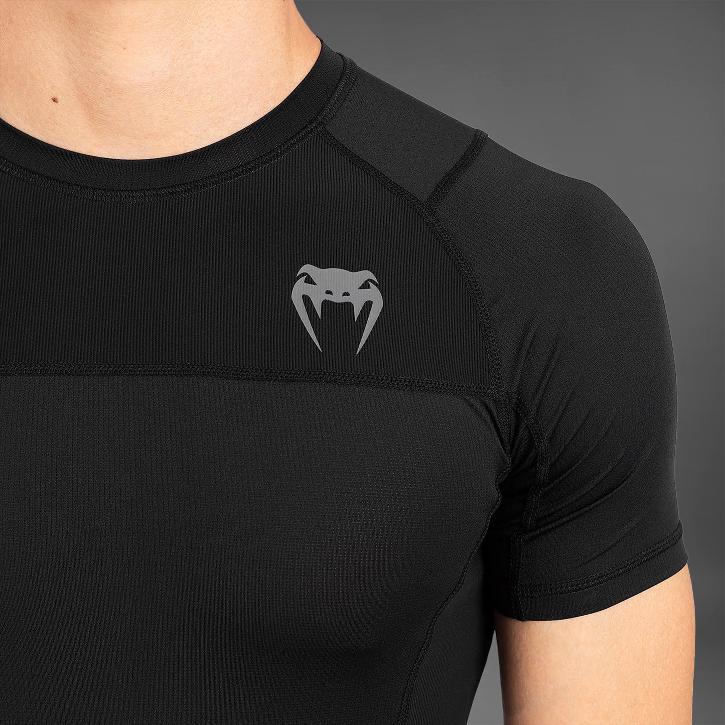 Venum G-Fit Air 래쉬가드 반팔 – 블랙