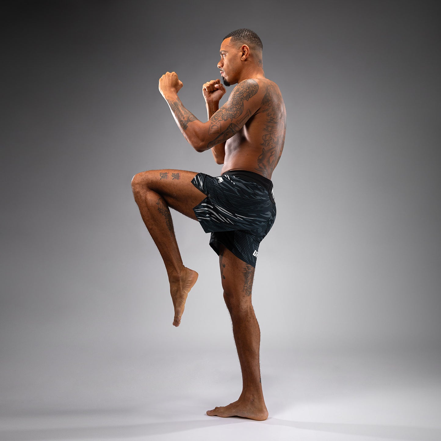 UFC Fusion by Venum Authentic Fight Night 남성용 파이트 쇼츠 – 숏 핏 – 블랙