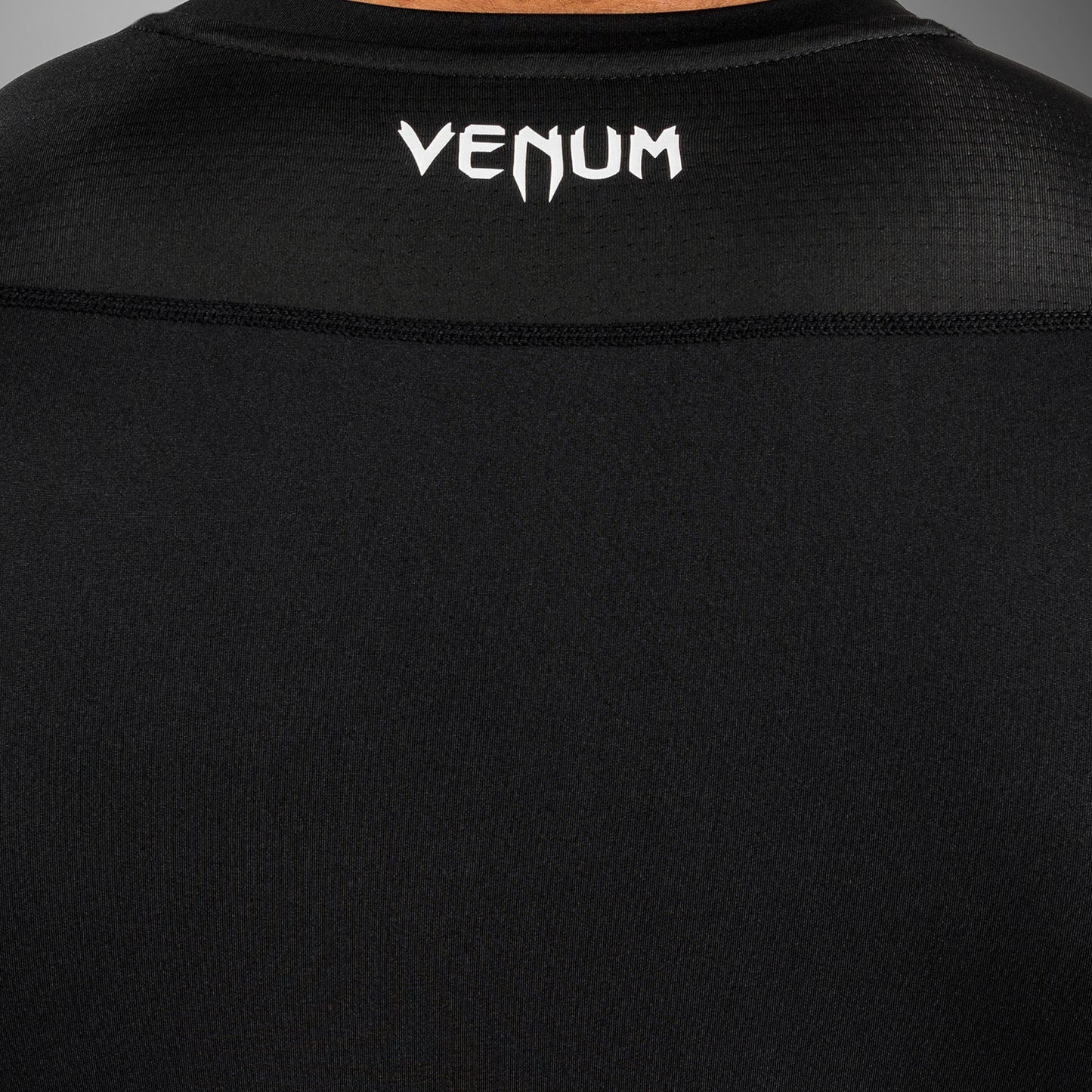Venum Attack 남성용 반팔 래쉬가드 – 블랙/그레이