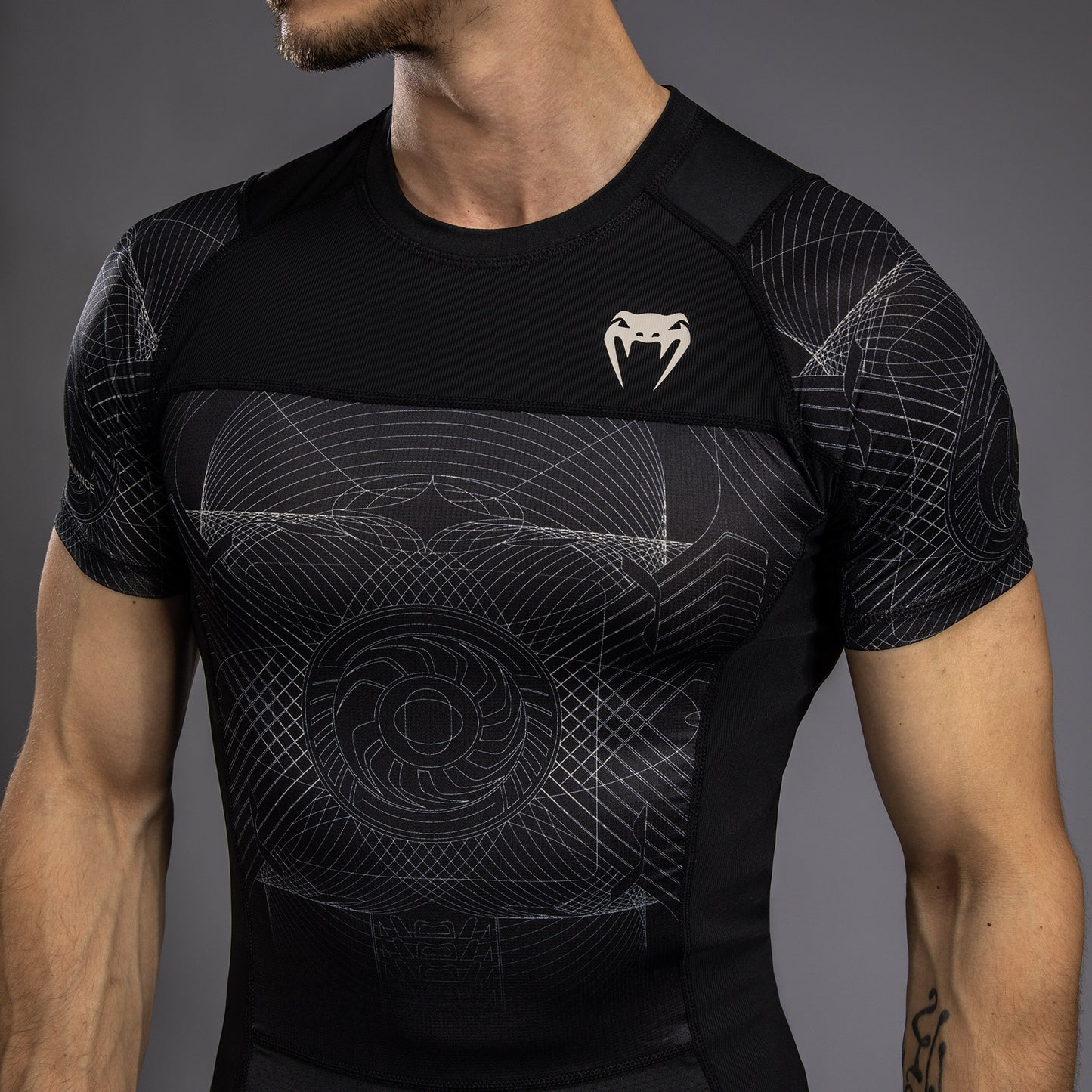 Venum G-Fit Air 남성용 반팔 래쉬가드 – 딥 블랙/데저트 샌드