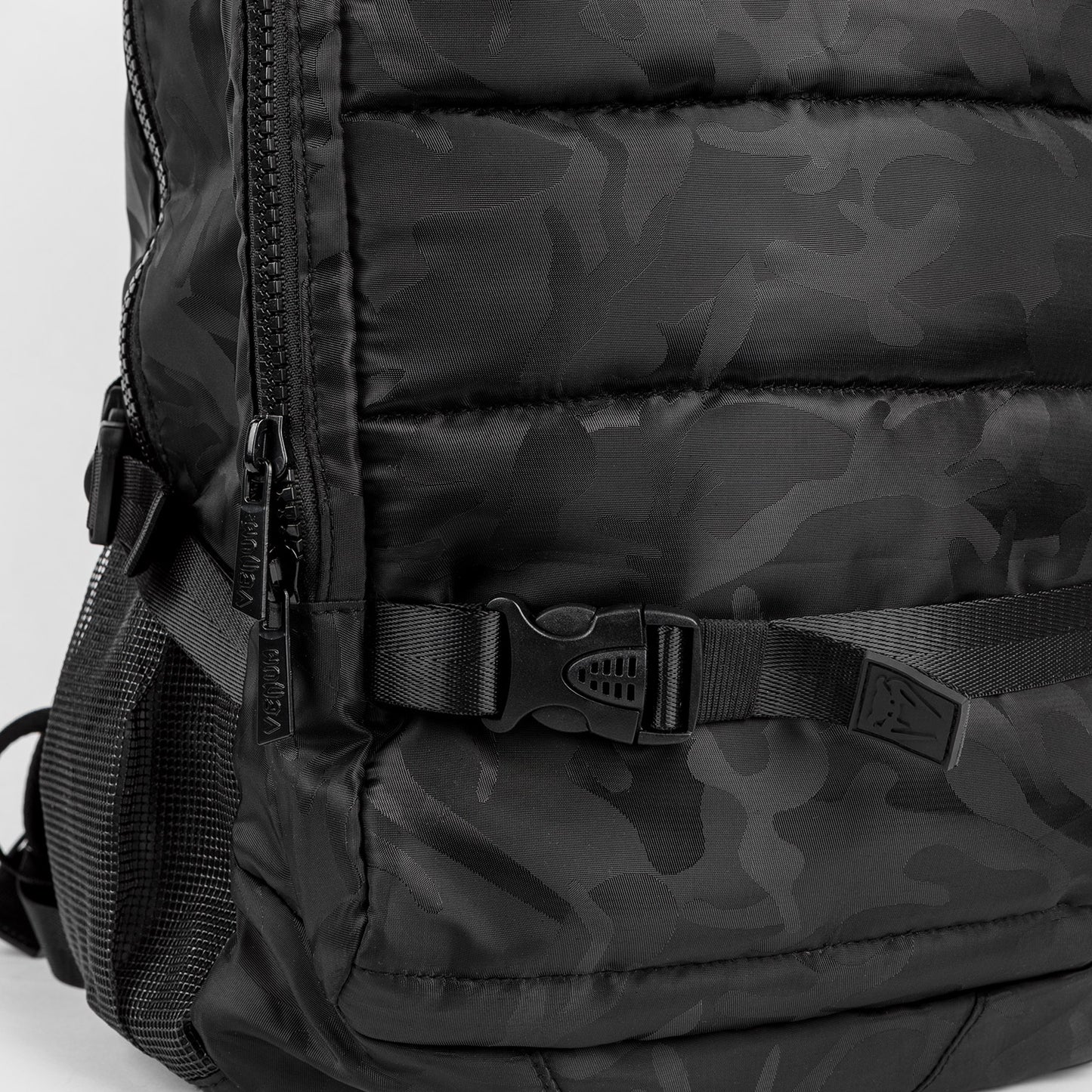 Venum Challenger Pro 백팩 (20-25L) – 블랙/다크 카모