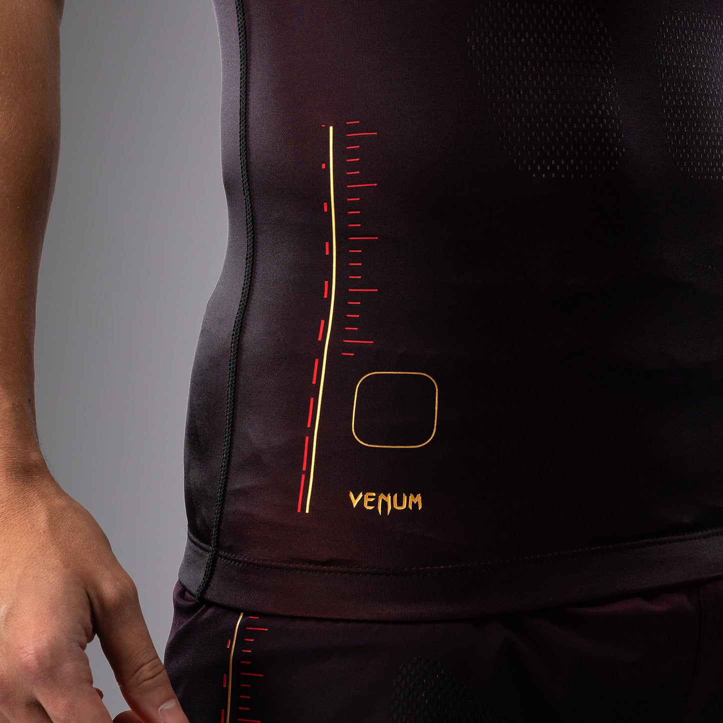 Venum Tactical XT 반팔 래쉬가드 – 블랙/버건디/골드
