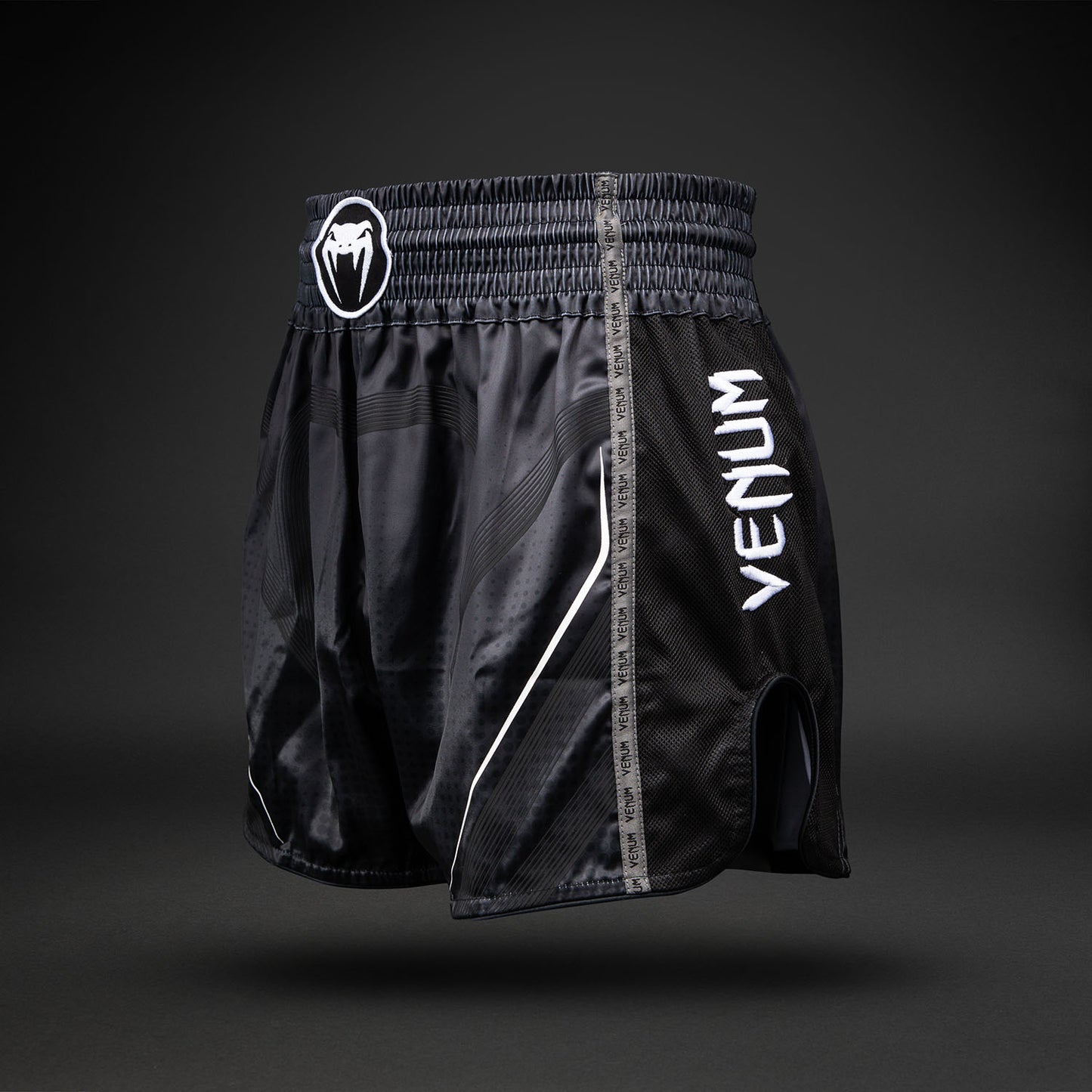 Venum Stealth 무에타이 쇼츠 – 블랙/화이트