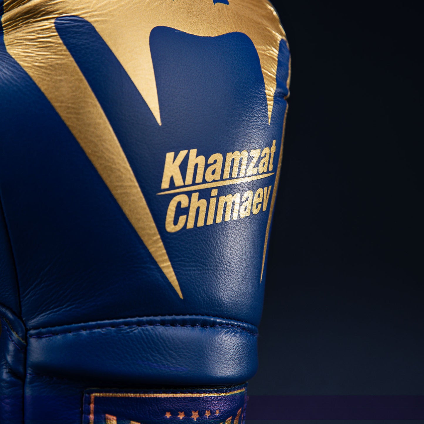 Venum Giant 2.0 Khamzat Chimaev Pro 복싱 글러브 – 블루–골드