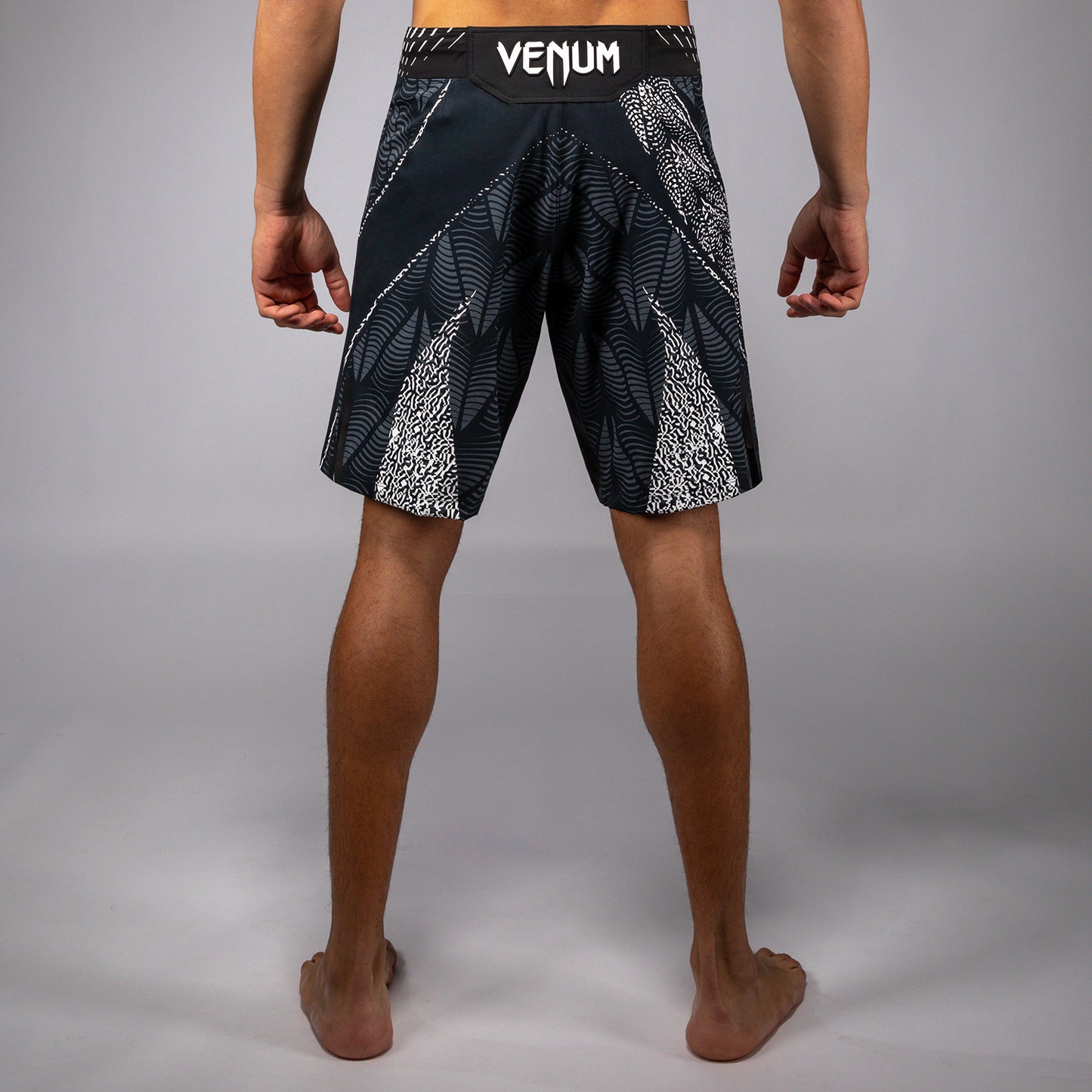 남성용 UFC Zenith by Venum 블랙 오센틱 파이트 나이트 롱 핏 파이트 쇼츠