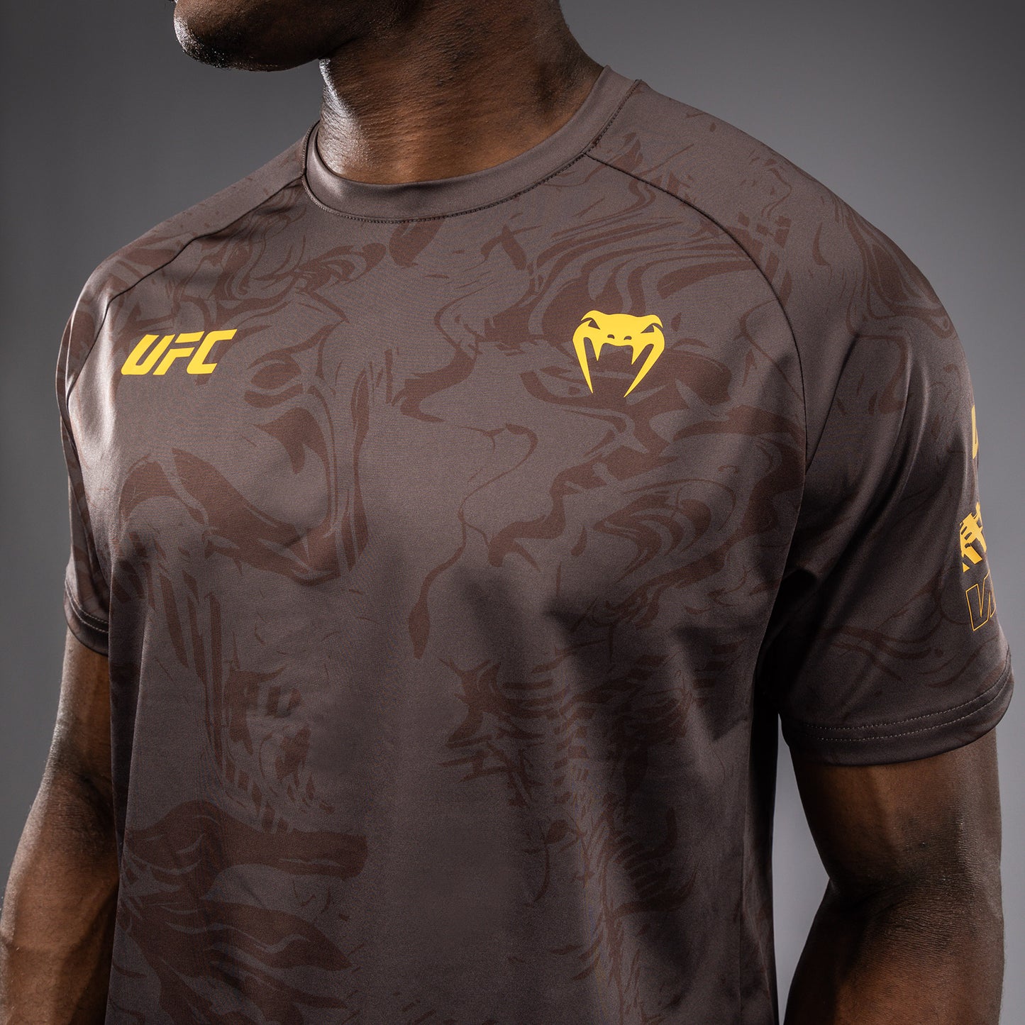 UFC Fusion by Venum Fight Week 남성용 드라이 테크 티셔츠 – 어던 브라운