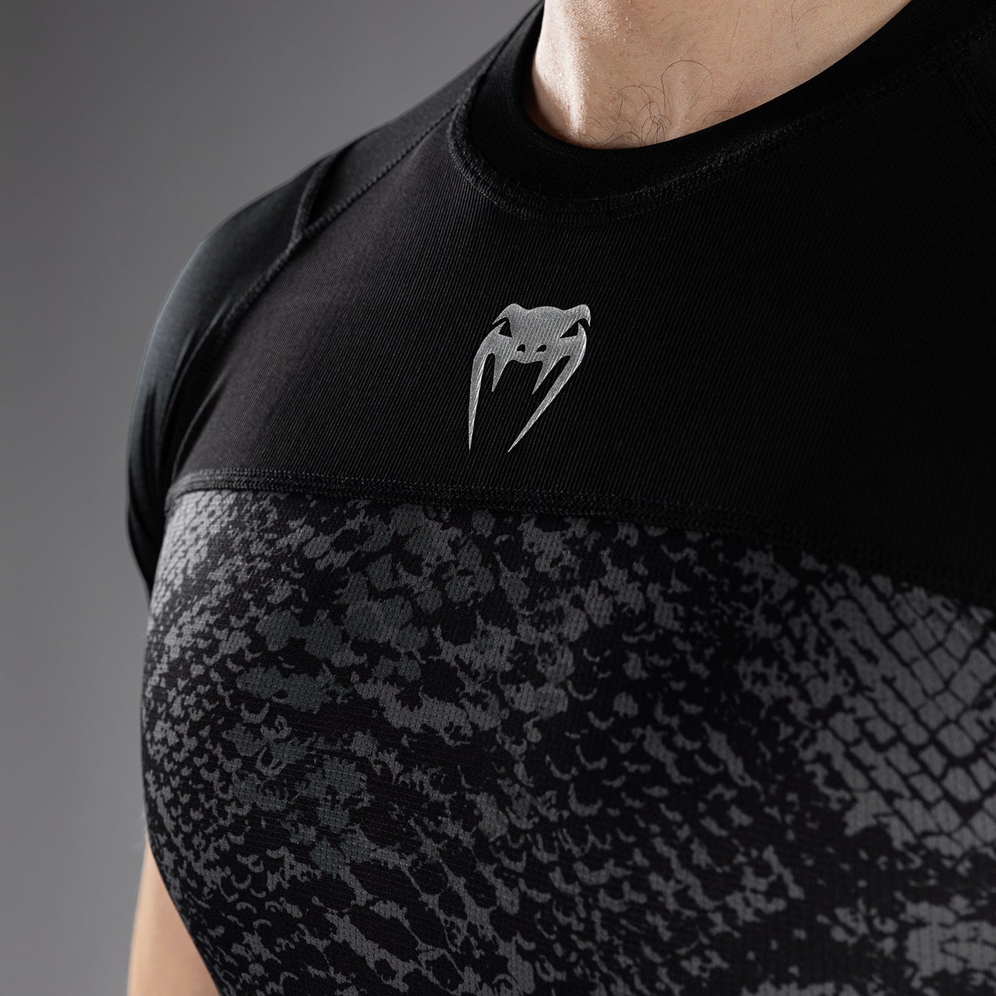 Venum G-Fit Scales 반팔 래쉬가드 – 블랙/차콜 그레이