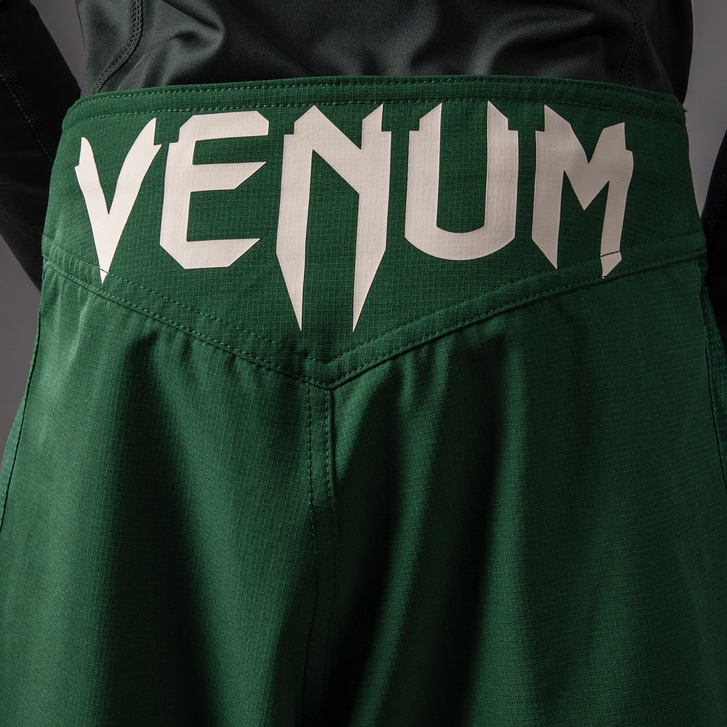 Venum Attack 키즈용 파이트 쇼츠 – 포레스트 그린/오프 화이트