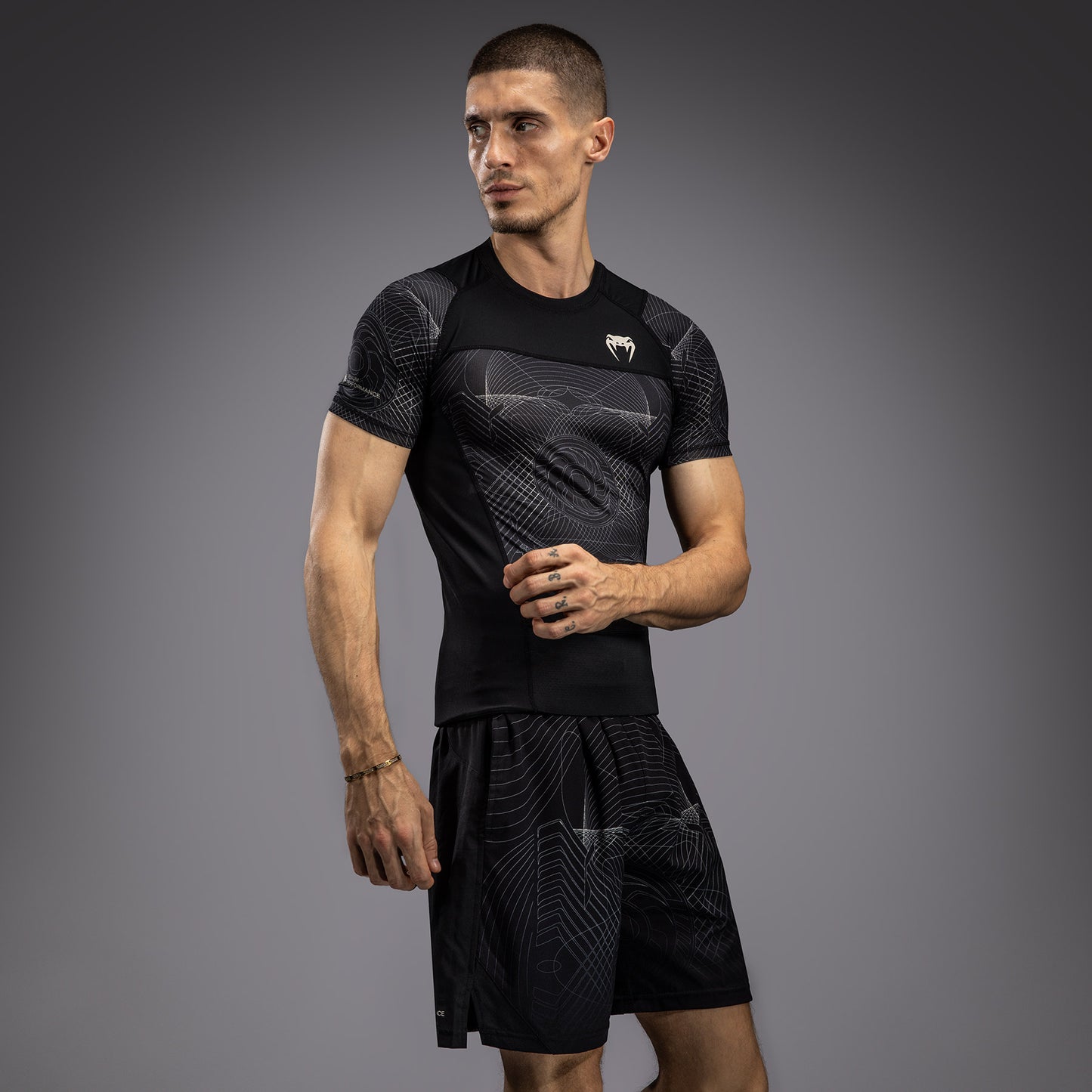Venum G-Fit Air 남성용 반팔 래쉬가드 – 딥 블랙/데저트 샌드