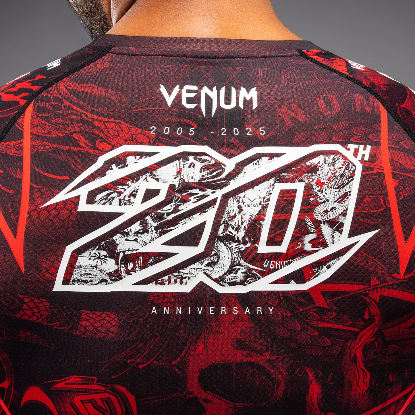 Venum 20th Anniversary 반팔 래쉬가드 – 블랙/레드