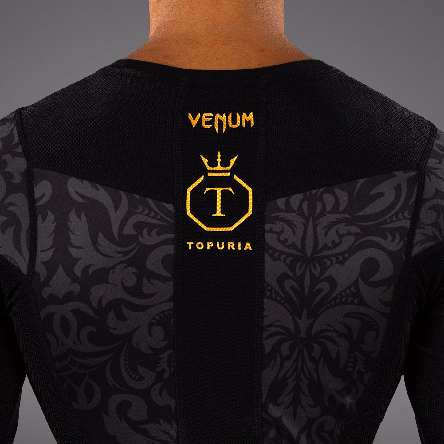 Venum x Topuria Unmatched Edition 긴팔 래쉬가드 – 블랙/골드