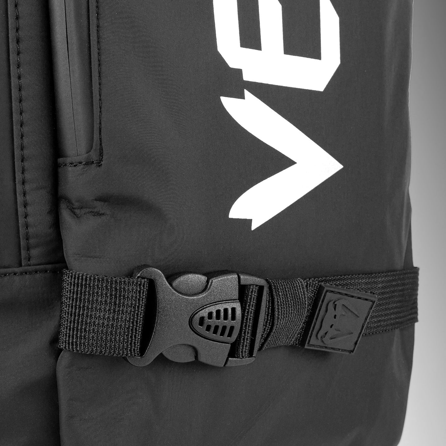 Venum Challenger Pro Evo 백팩 (20-25L) – 블랙/화이트