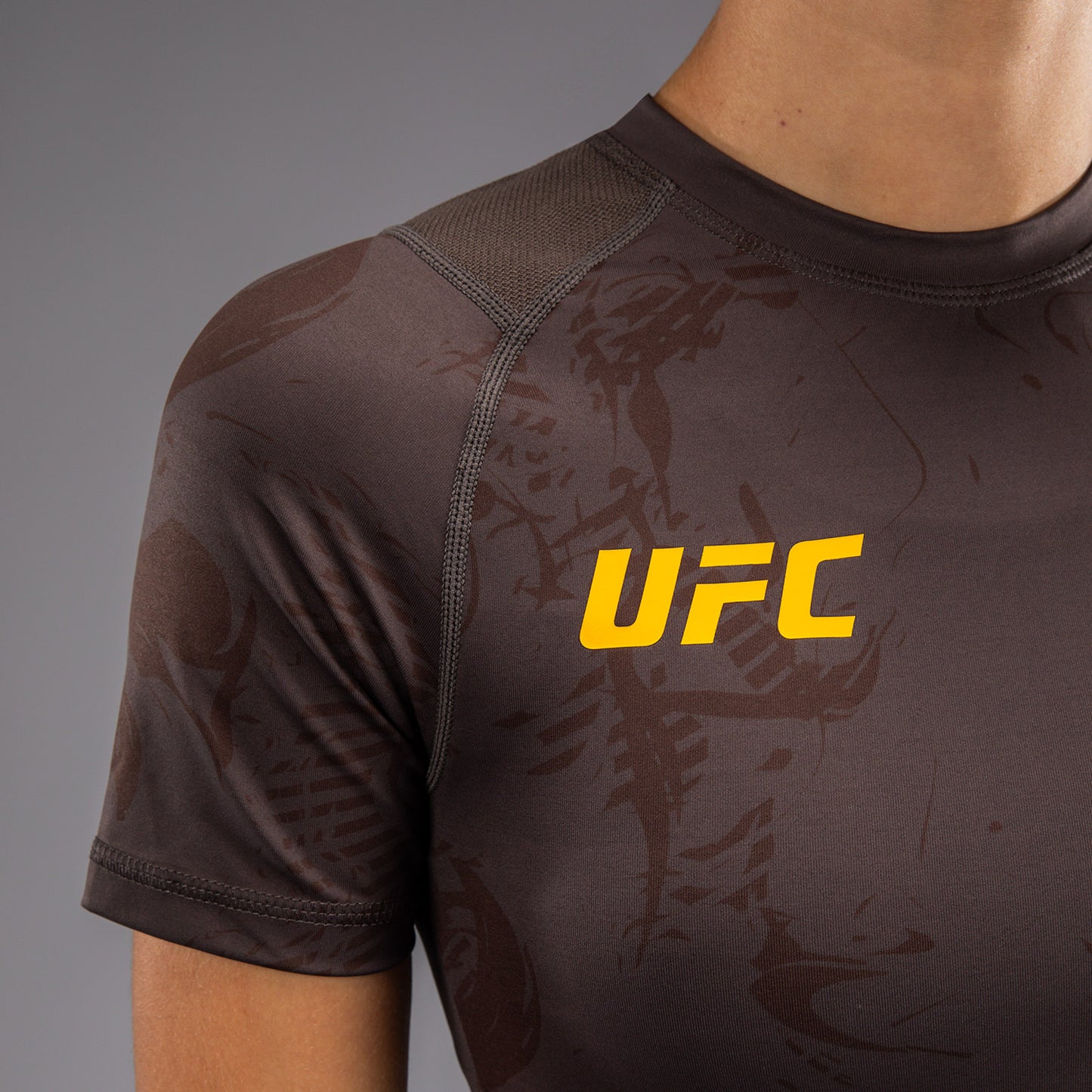 UFC Fusion by Venum Fight Week 여성용 퍼포먼스 반팔 래쉬가드 – 솔리드 얼던 브라운