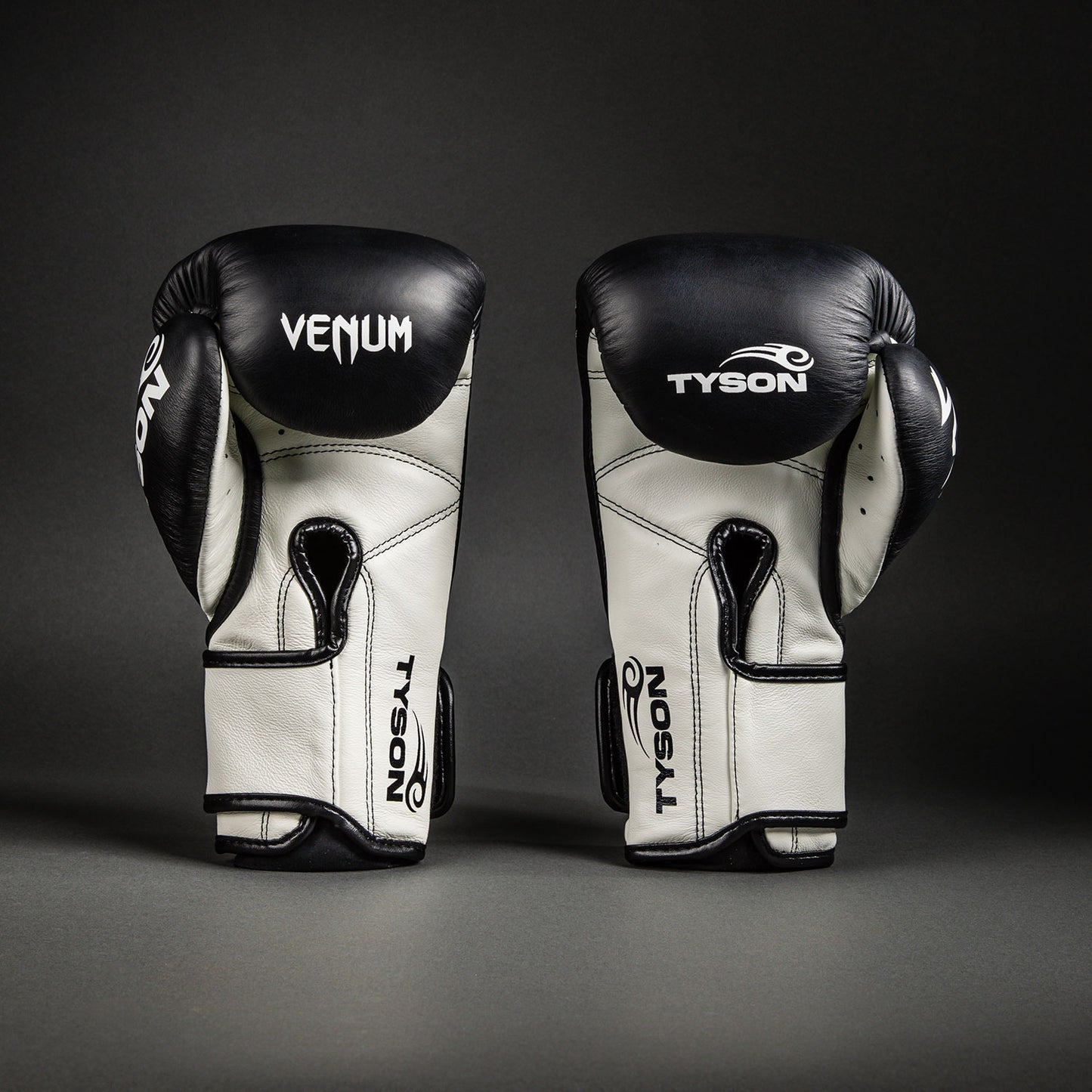Venum Giant 2.0 Mike Tyson Pro 복싱 글러브 – 딥 블랙/옵티컬 화이트