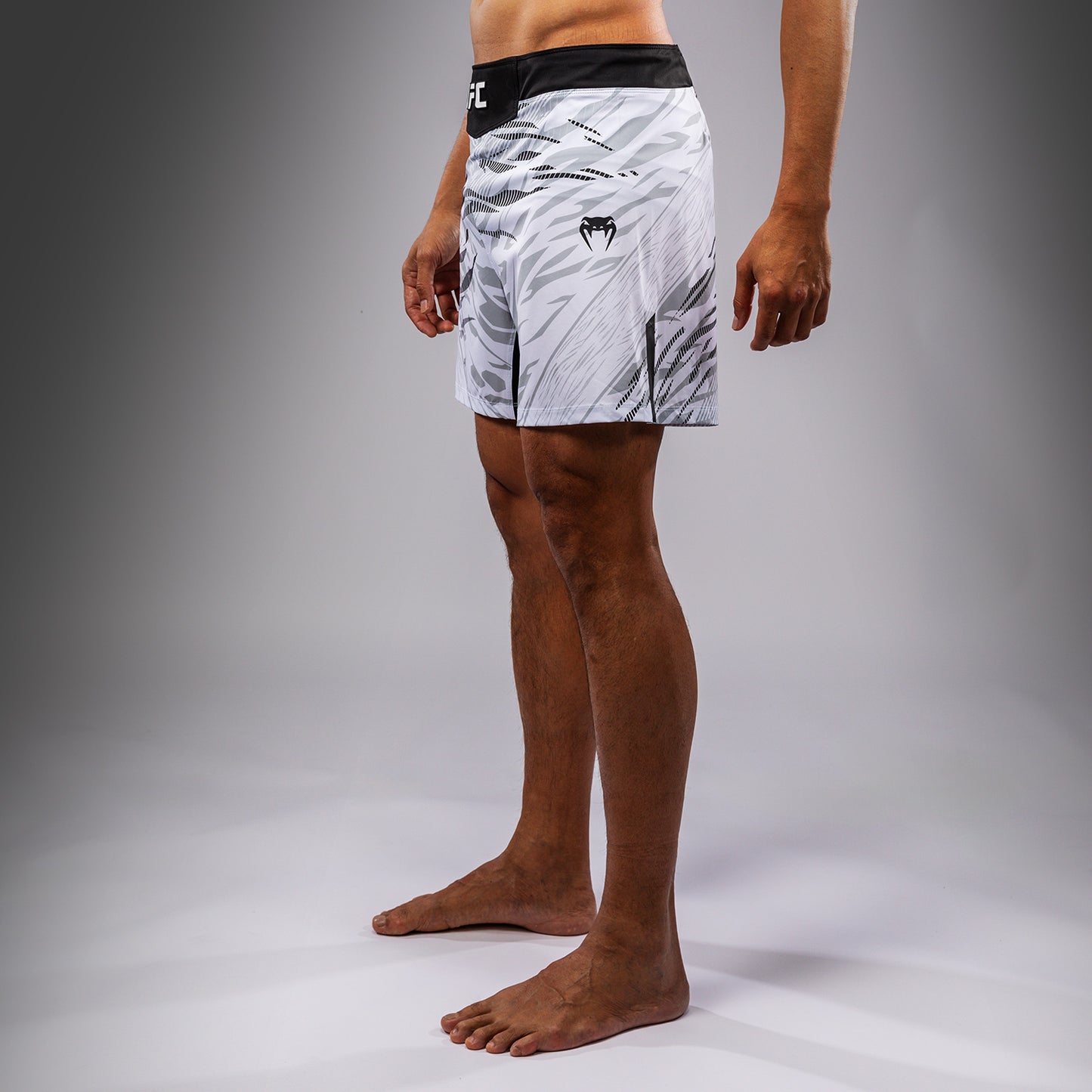 UFC Fusion by Venum Authentic Fight Night 남성용 파이트 쇼츠 – 숏 핏 – 화이트