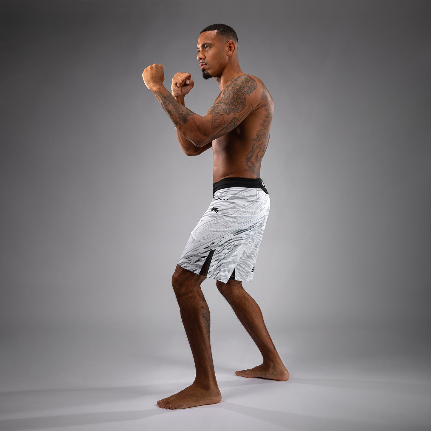 UFC Fusion by Venum Authentic Fight Night 남성용 파이트 쇼츠 – 롱 핏 – 화이트