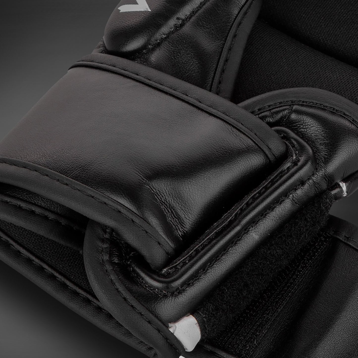 Venum Challenger 3.0 스파링 글러브 – 화이트/블랙