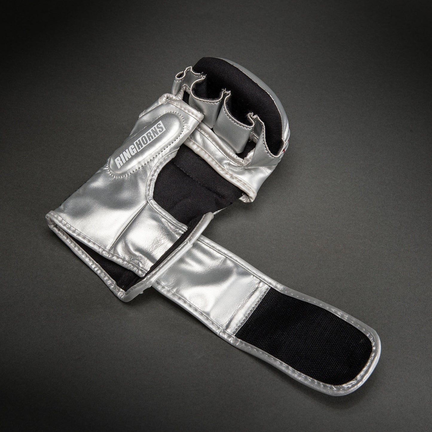 Ringhorns Charger by Venum MMA 스파링 글러브 – 실버/블랙