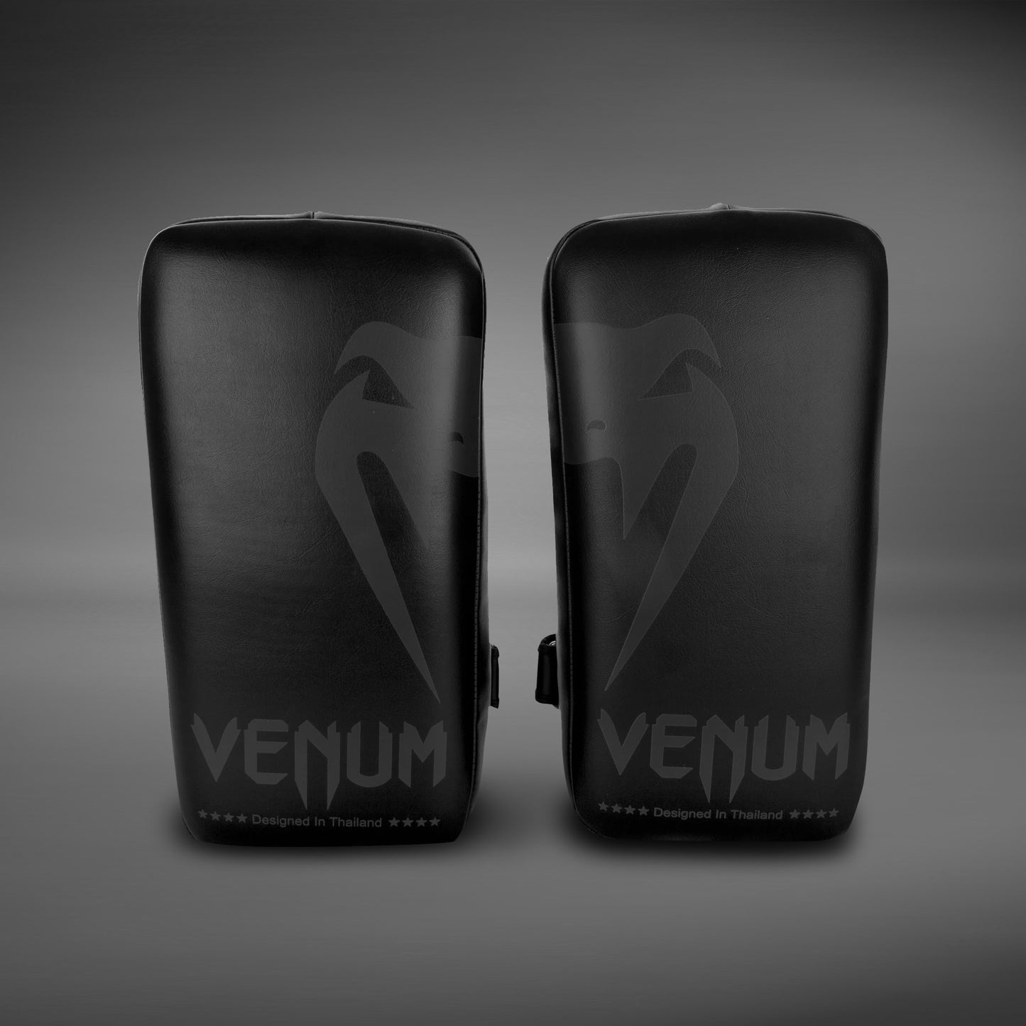 Venum Giant 킥 패드 - 블랙/블랙 (1쌍)