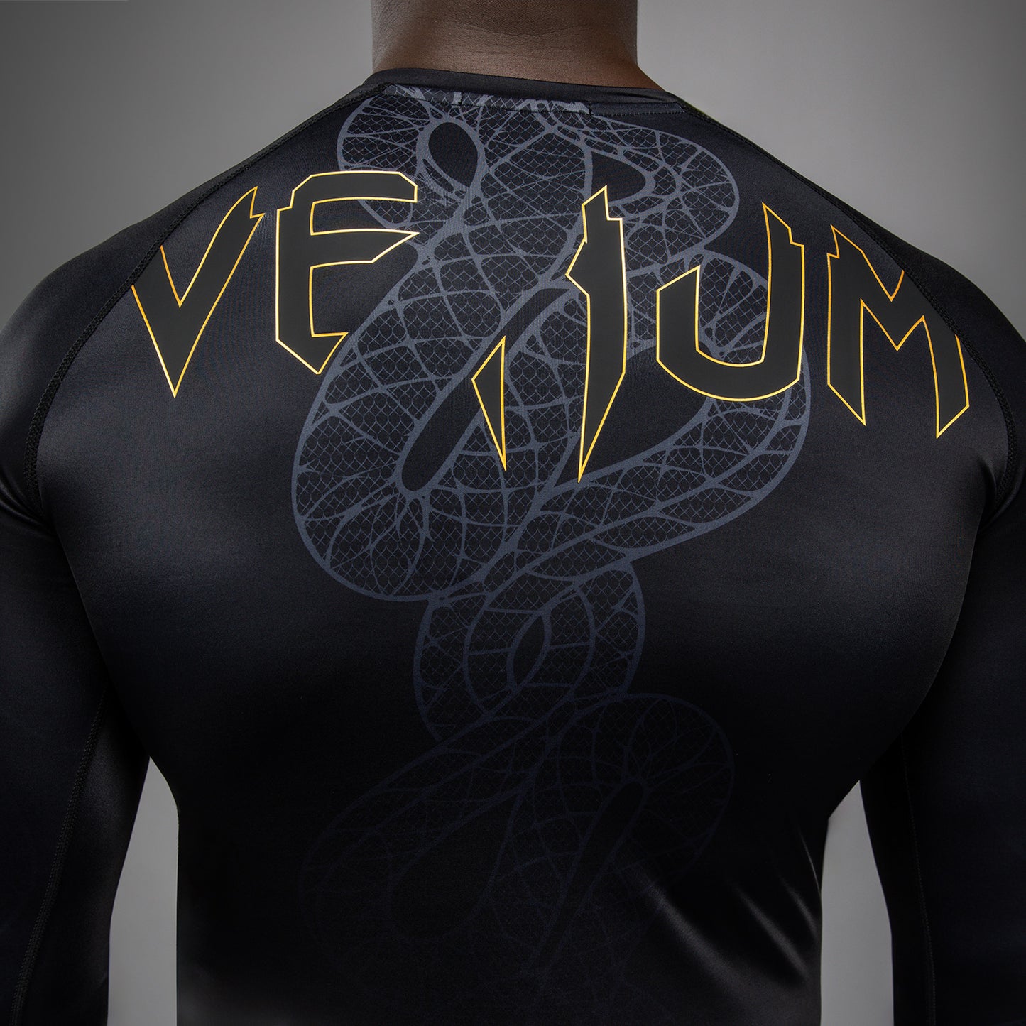 Venum Serpenti 긴팔 래쉬가드 – 블랙/실버/골드