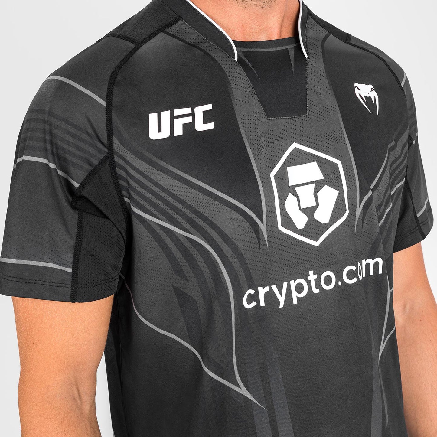 UFC Venum Authentic Fight Night 2.0 키트 by Venum 남성용 워크아웃 저지 – 블랙