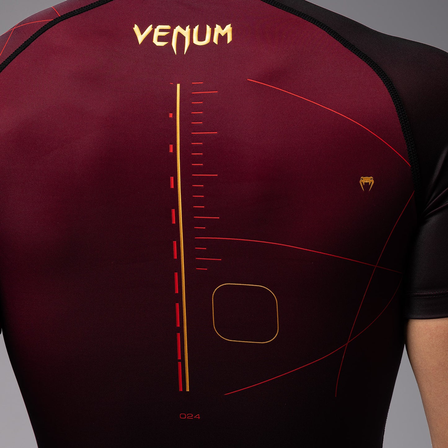 Venum Tactical XT 반팔 래쉬가드 – 블랙/버건디/골드