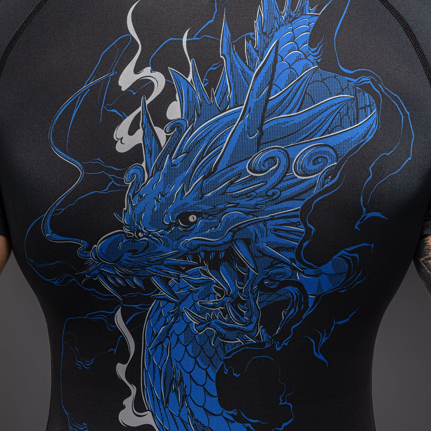 Venum Thunder Dragon 반팔 래쉬가드 – 블랙/로열 블루