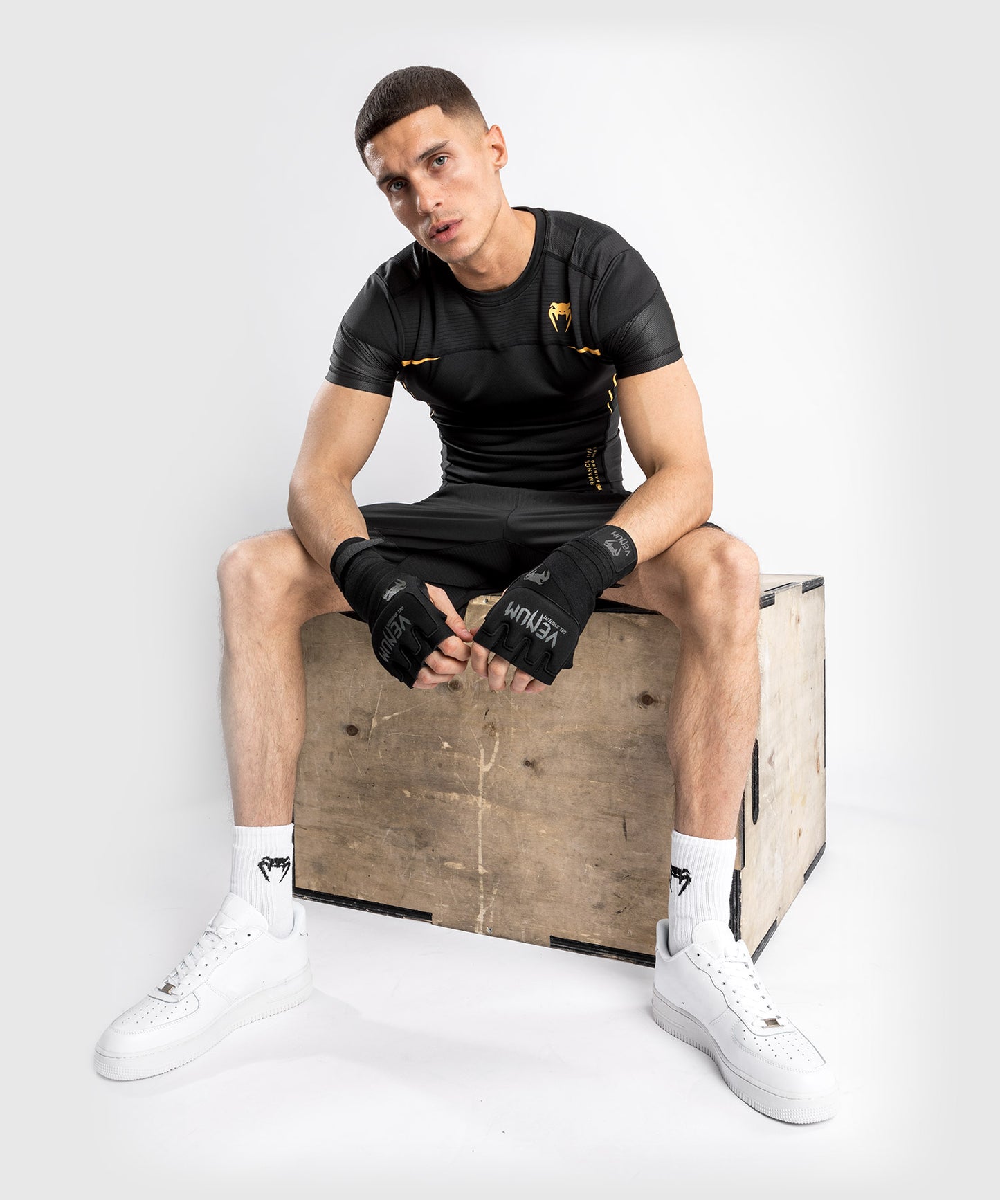 Venum tempest 2.0 Rashguard Short Sleeves – Black/Gold