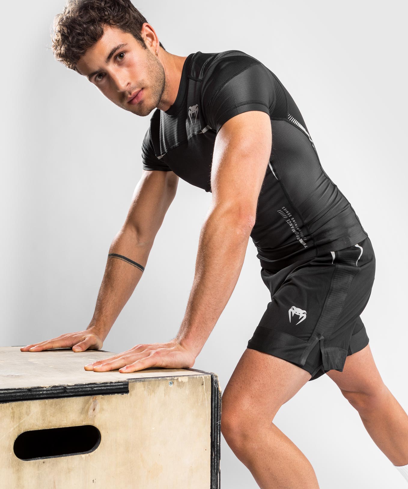 Venum tempest 2.0 Rashguard Short Sleeves – Black/Grey