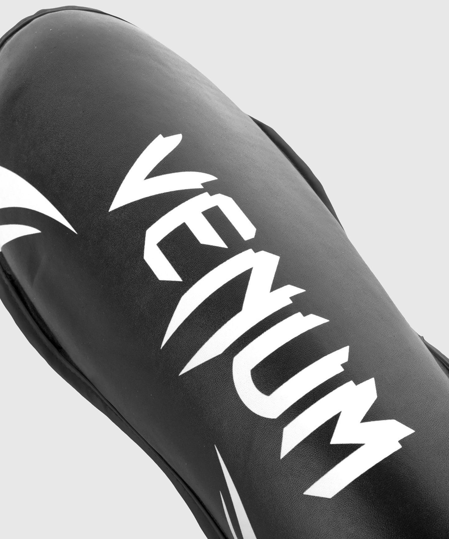 Venum Challenger 정강이 보호대 – 블랙/화이트
