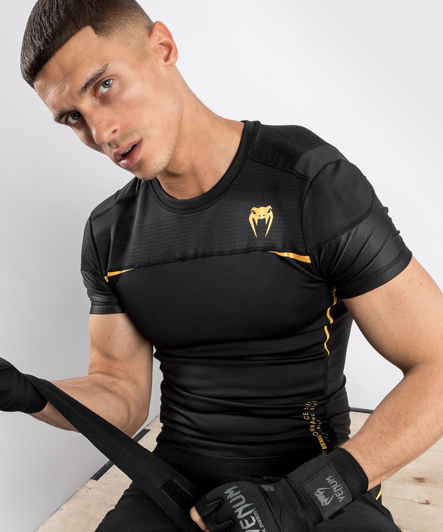 Venum tempest 2.0 Rashguard Short Sleeves – Black/Gold